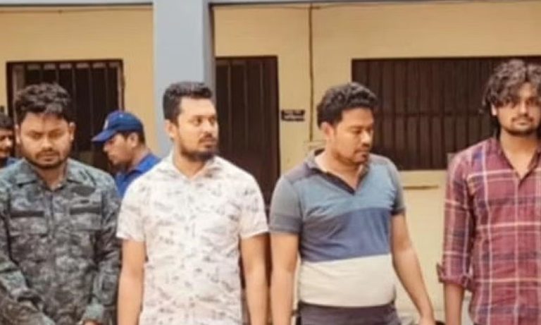 পুলিশের গাড়ি নিয়ে ডাকাতি, পুলিশ সদস্যসহ গ্রেপ্তার ৫