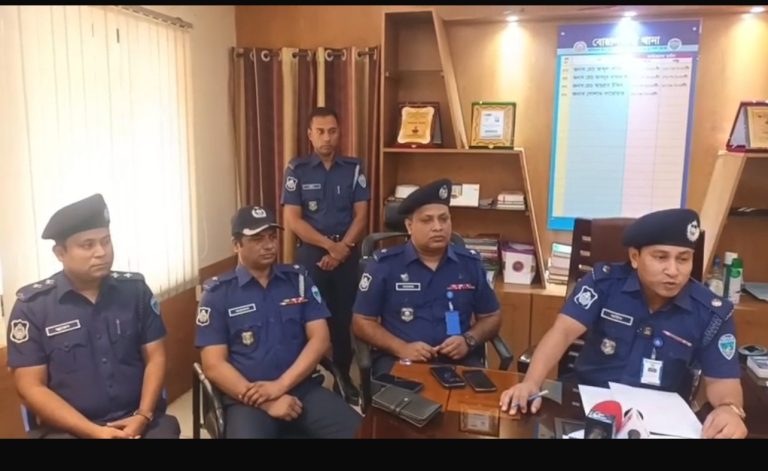 অপহরণ হওয়া আট বছরের শিশুকে উদ্ধার অপহরণকারী দুজনকে আটক করছেন বোয়ালখালী থানা