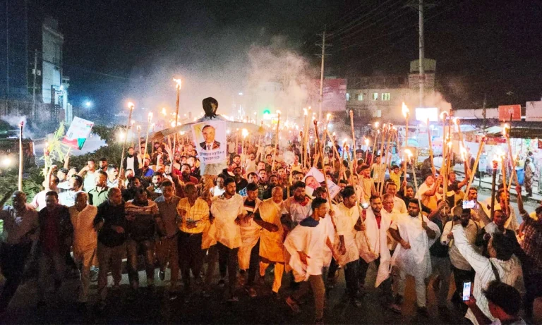 উত্তাল চট্টগ্রাম-১৩ আসন; সুবিধাবাদী সরোয়ার  জামালের মনোনয়ন বাতিল চাই- বিক্ষুব্ধ নেতাকর্মীরা