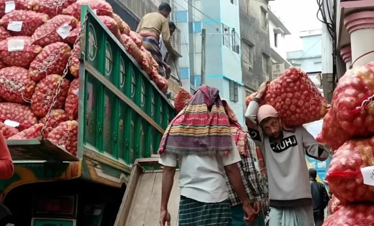 আমদানি করা ৪০ টাকার পেঁয়াজ বিক্রি হচ্ছে ১২০ টাকায়, দেশি পেঁয়াজ ১৪০