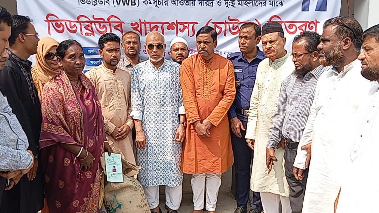 বোয়ালখালী’তে ভিডব্লিউবি’র চাল বিতরণ।