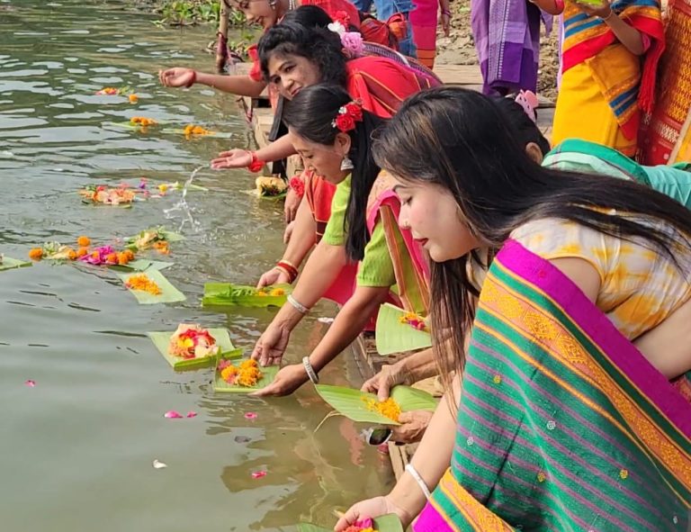পার্বত্য চট্টগ্রামে বৈসাবীর রঙে মাতোয়ারা পাহাড়, কাপ্তাই হ্রদে ফুল ভাসিয়ে উৎসবের সূচনা