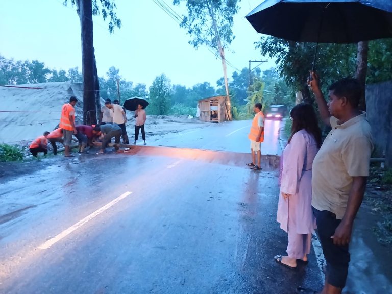 কালুরঘাট ভান্ডালজুড়ি সড়কের প্রতিবন্ধকতা উচ্ছেদ করেছে বোয়ালখালী প্রশাসন