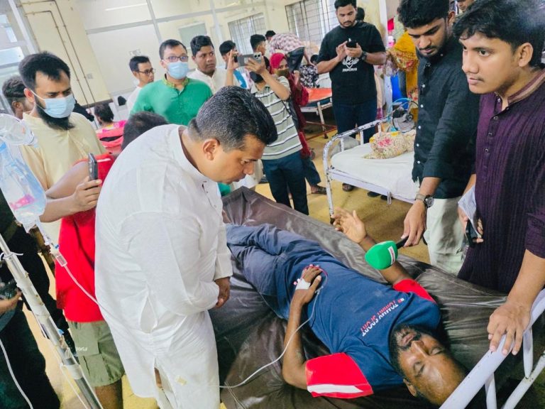 সীতাকুণ্ডে দুর্ঘটনায় আহতদের দেখতে হাসপাতালে ডিসি জাহিদ